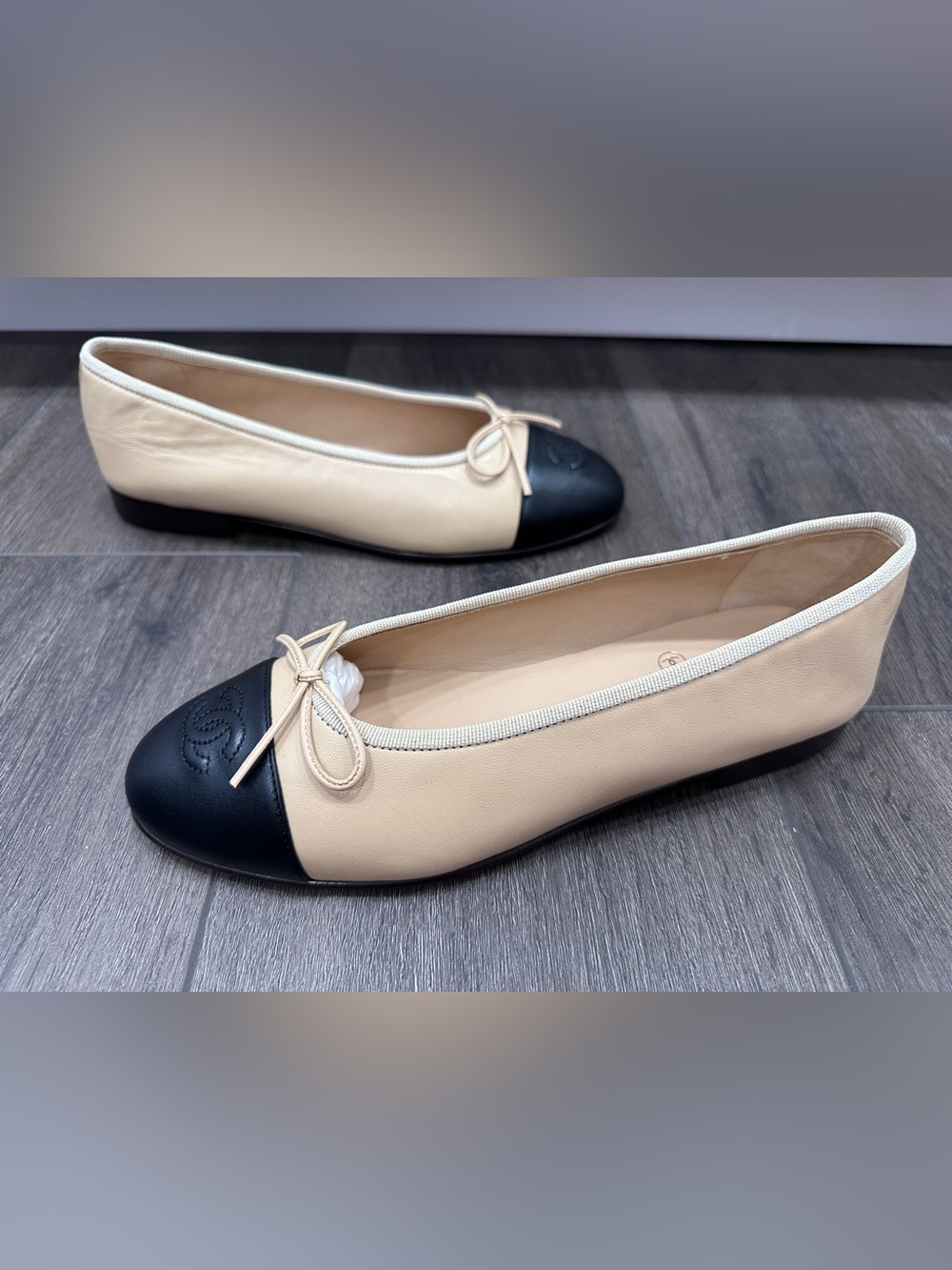 CHANEL CLASSIC CC LOGO BEIGE & BLACK LEATHER BALLET FLATS SHOES Size 37C - Picture 2 of 16